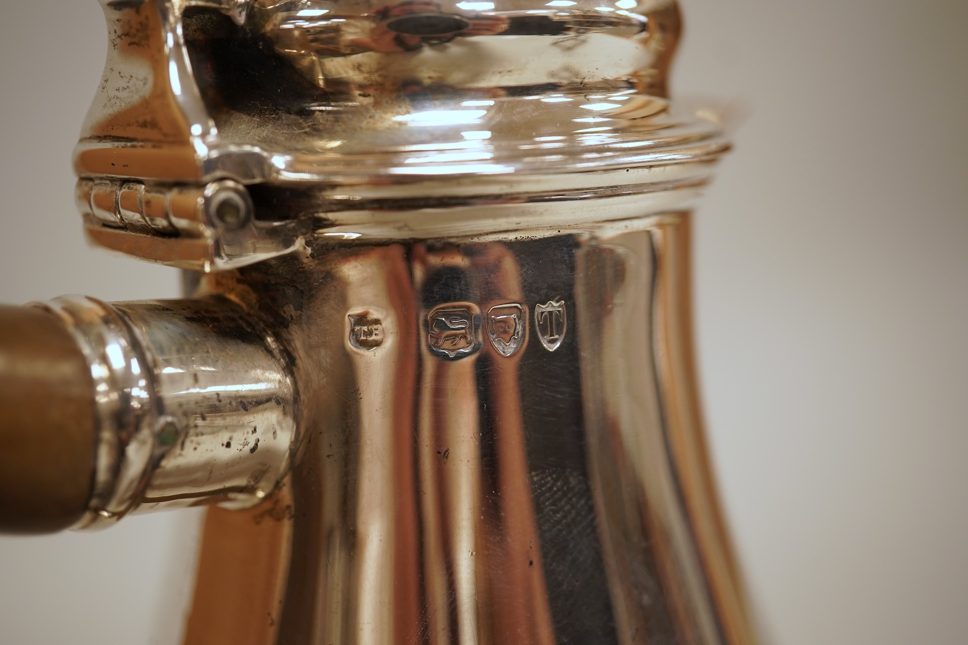 A late Victorian silver hot water jug, by Thomas Bradbury & Sons, London, 1894, height 16.4cm, together with a George V small silver five bar toast rack, Adie Brothers, Birmingham, 1930, gross weight 11.6oz.